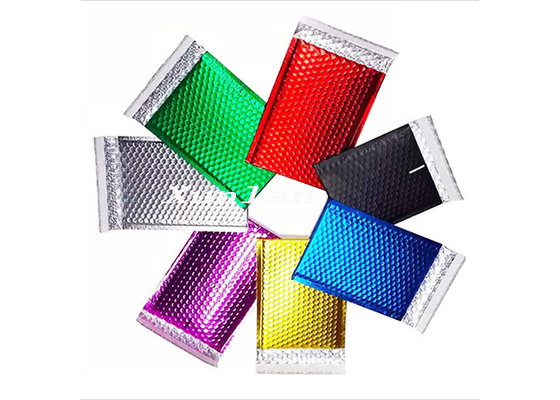 Die kleinen Pakete, die glänzende metallische Blasen-Werbung verpacken, färbten Luft aufgefüllte Tasche